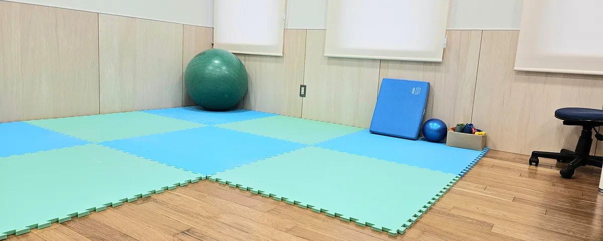 器具のそろった理学療法室